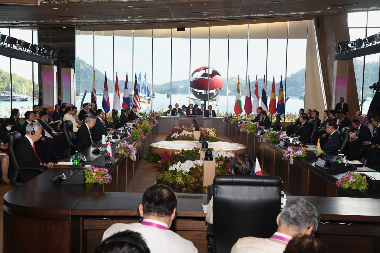 多方会议圆桌与参会人员实景