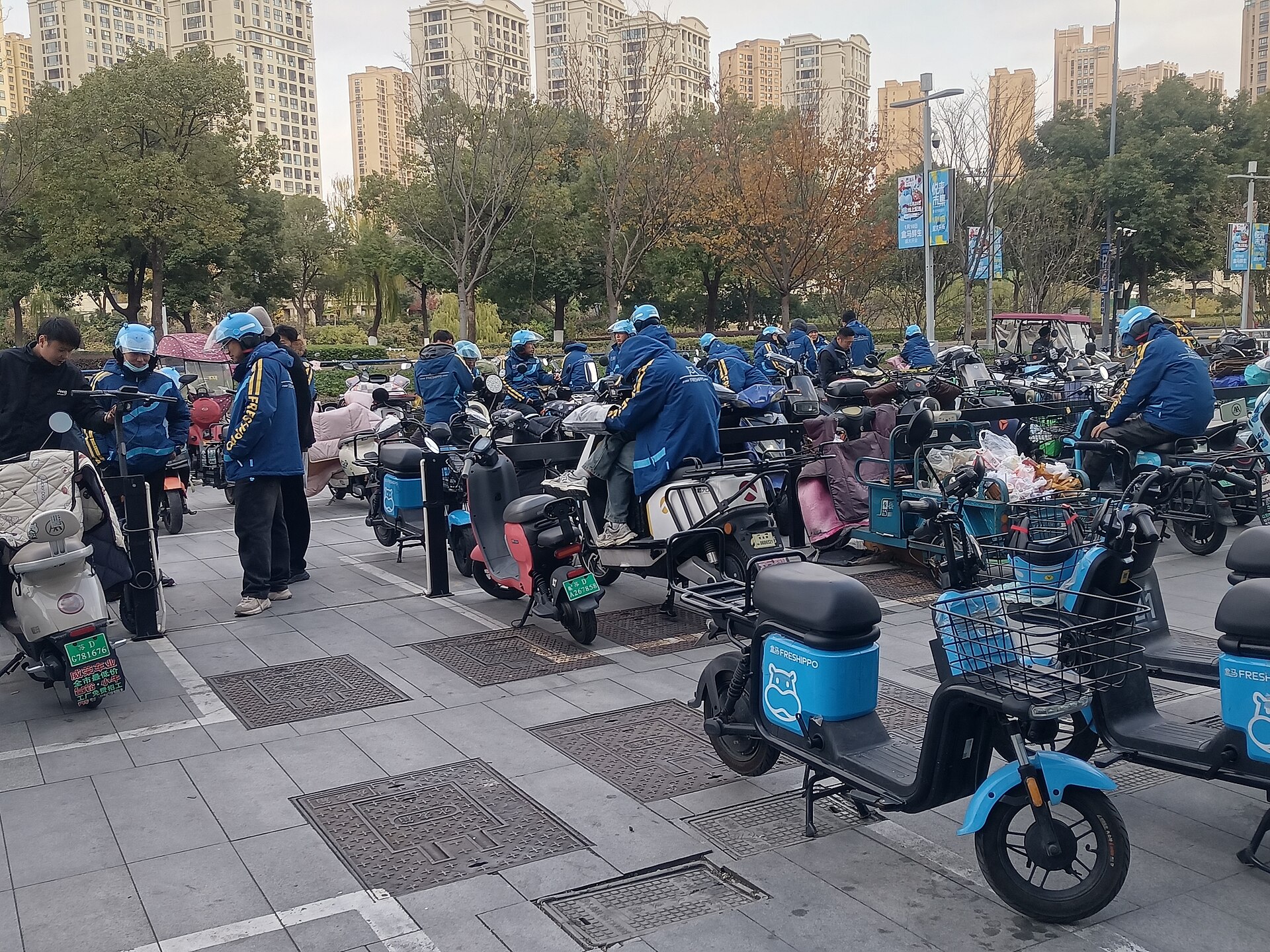 广场上的即时配送工作人员实景