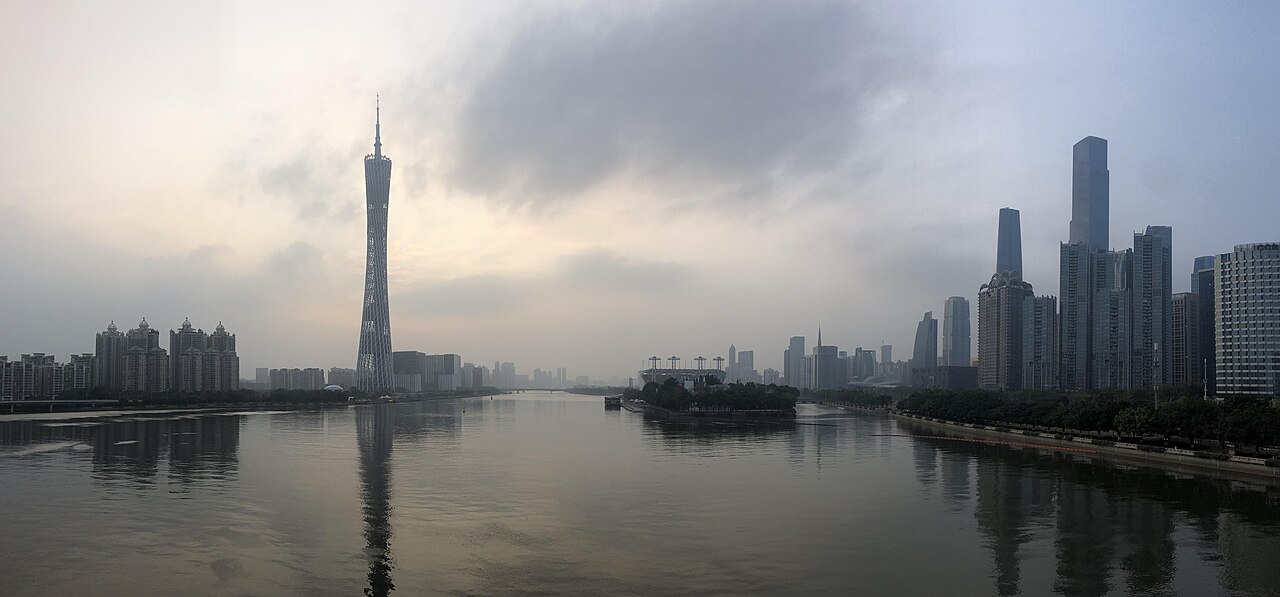 珠江两岸的广州天河中央商务区与广州塔实景