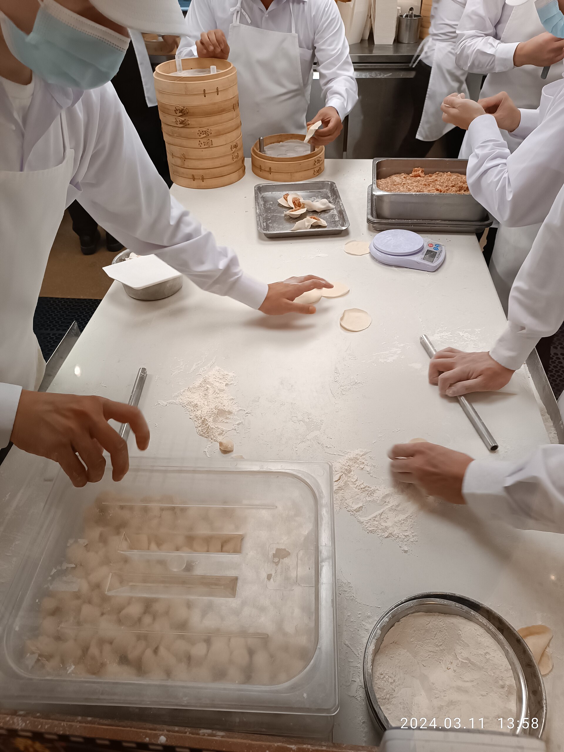 餐厅开放厨房工作人员制作餐食的实景